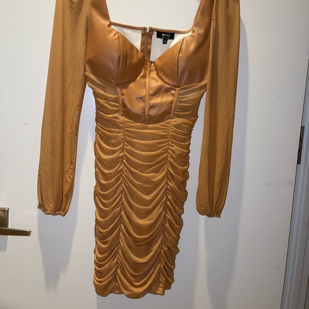 Beautiful dress, great for a nice dinner or a party.